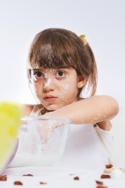 Çocuklar mutfakta oynuyor.