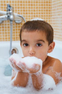Banyoda oynayan çocuk