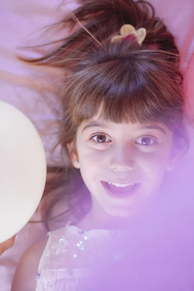 Liten flicka leker med ballonger — Stockfoto