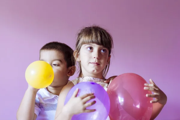Liten flicka leker med ballonger — Stockfoto