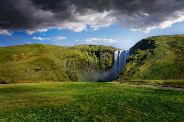 Kraftfull skogafoss vattenfall på Island — Stockfoto