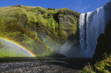 İzlanda'daki güçlü skogafoss şelale