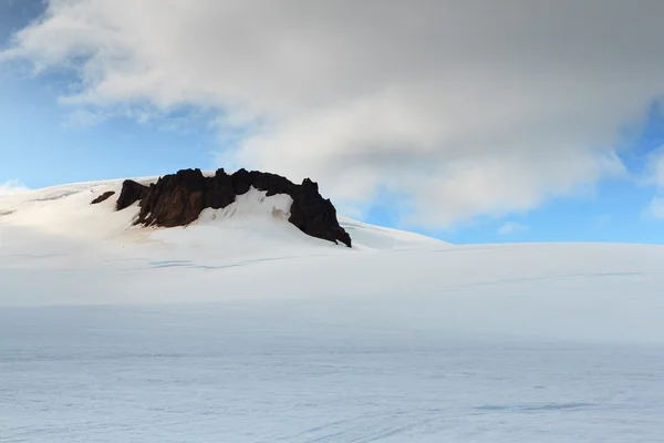 Снежная гора на леднике. Исландия — стоковое фото