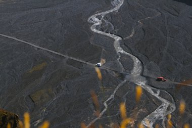4WD araba Landmannalaugar, South Iceland nehirde yüzüyor