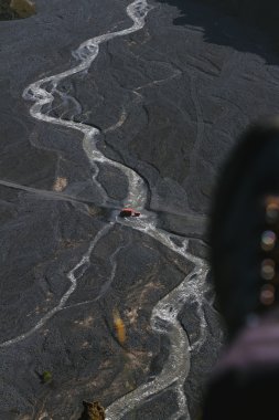 4WD araba Landmannalaugar, South Iceland nehirde yüzüyor