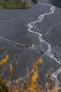 4WD araba Landmannalaugar, South Iceland nehirde yüzüyor