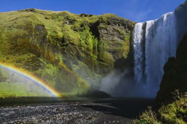 İzlanda'daki güçlü skogafoss şelale