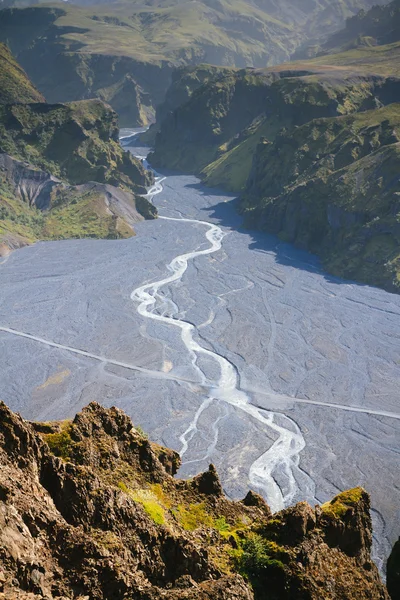 Vulkanische landschap met rivier in Zuid-IJsland — Stockfoto