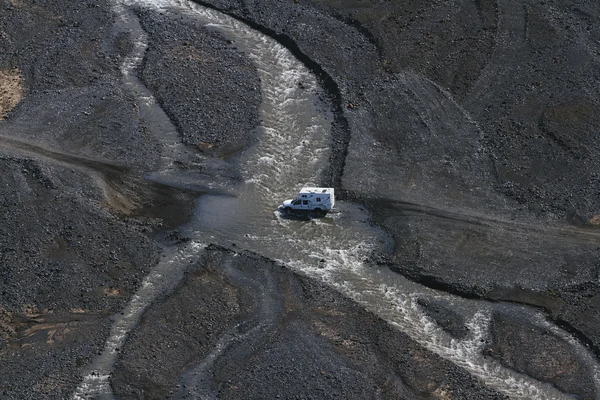 4WD autó wades folyó Landmannalaugar, South Iceland — Stock Fotó