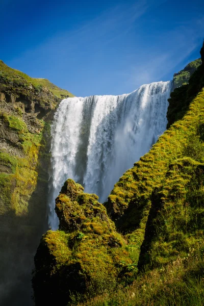 Potente cascada de Skogafoss en Islandia —  Fotos de Stock