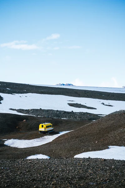 Желтый снегоход, Исландия Стоковое Изображение