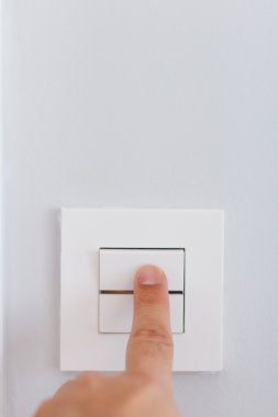 ışık anahtarı üzerinde parmak ile el