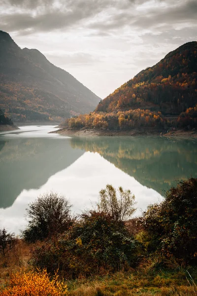 Reflejando en un lago — Foto de Stock