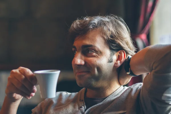 Молодой человек пьет кофе — стоковое фото