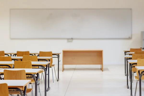 Mesa e cadeiras em sala de aula — Fotografia de Stock