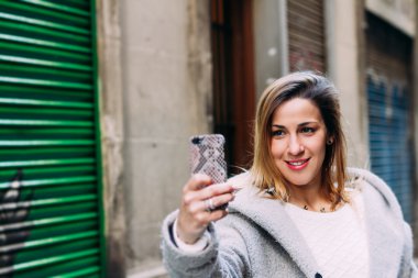 hareket eden bir kadınla