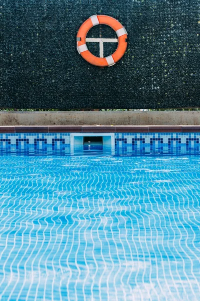 Salva-vidas piscina — Fotografia de Stock