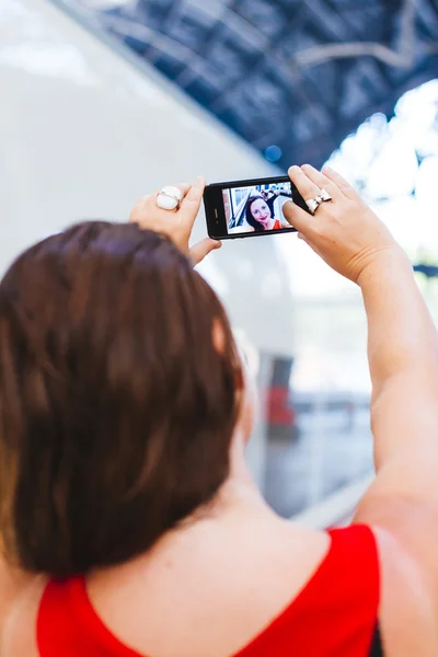 Femeia care face un selfie — Fotografie, imagine de stoc