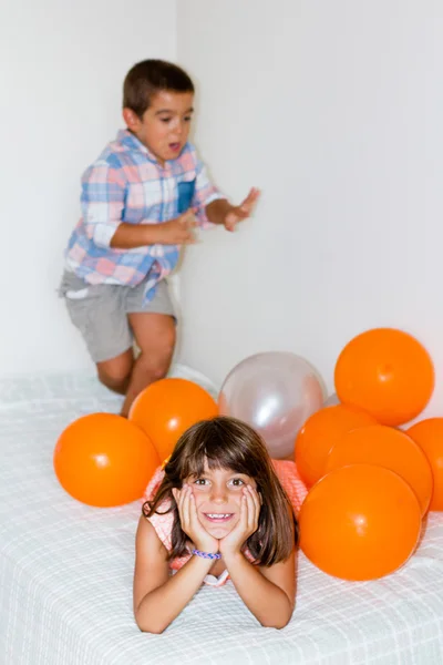 Barn som leker med ballonger — Stockfoto