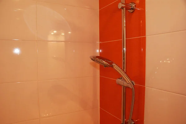 シャワーヘッドはバスルームのホルダーに固定されています — ストック写真