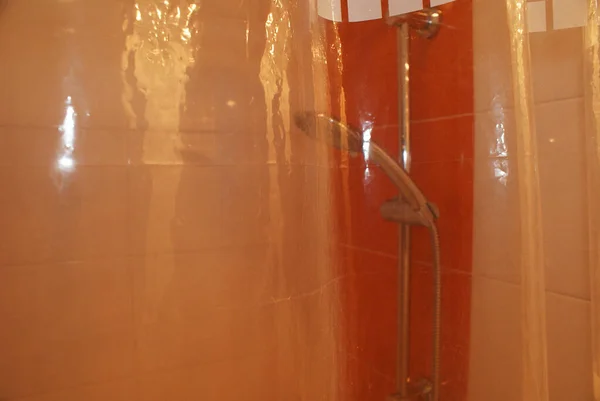 Zasłoną Znajduje Się Głowica Prysznicowa Zamocowana Uchwycie Łazience — Zdjęcie stockowe