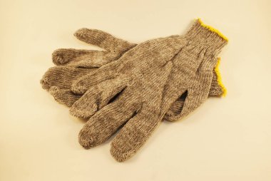 Beyaz arka planda izole edilmiş pamuk eldivenler, inşaat eldivenleri