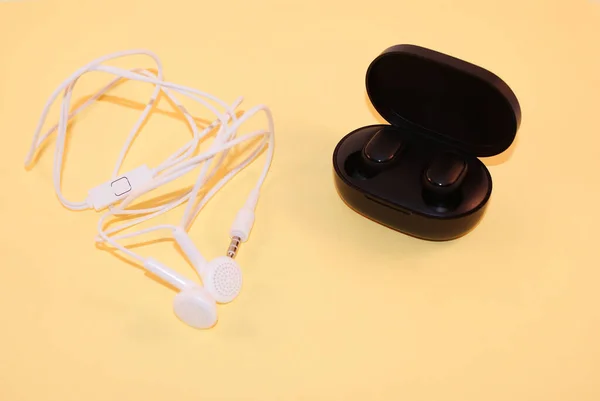 Schwarze Drahtlose Kopfhörer Mit Ladegerät Und Alten Kopfhörern Moderne Technik — Stockfoto