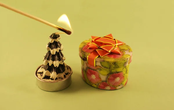 크리스마스 형태의 리본과 촛불이 배경에 상자입니다 크리스마스 뉴이어 — 스톡 사진