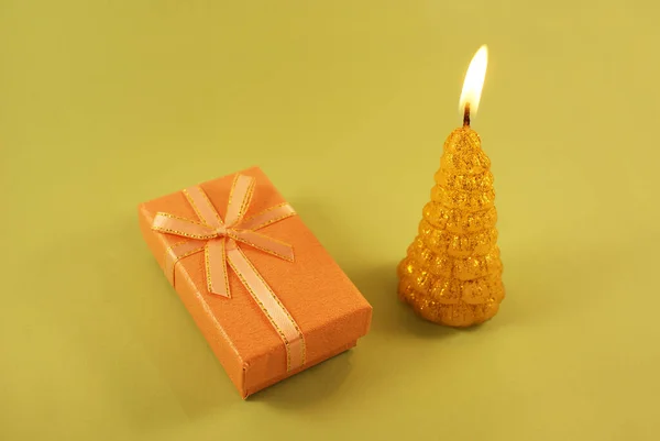 Κουτί Δώρου Κορδέλα Και Κερί Σχήμα Χριστουγεννιάτικου Δέντρου Πράσινο Φόντο — Φωτογραφία Αρχείου