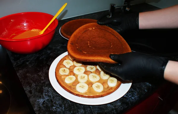 Making Homemade Cake Banana Nuts Caramel Cream — Stock Photo, Image