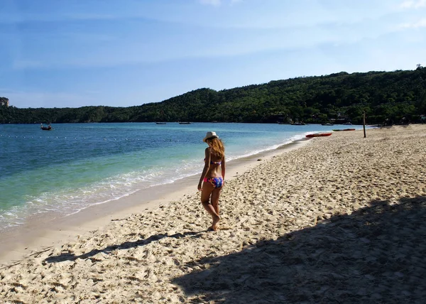 楽園の島のビーチで休んでいる若いファッショナブルな女性 — ストック写真