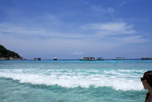 Giovane Donna Alla Moda Che Riposa Sulla Spiaggia Dell Isola — Foto Stock