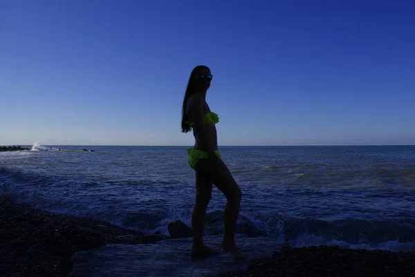 Una Giovane Donna Trova All Ombra Sulla Spiaggia Riva Mare — Foto Stock