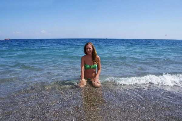 Giovane Donna Alla Moda Che Riposa Sulla Spiaggia Dell Isola — Foto Stock