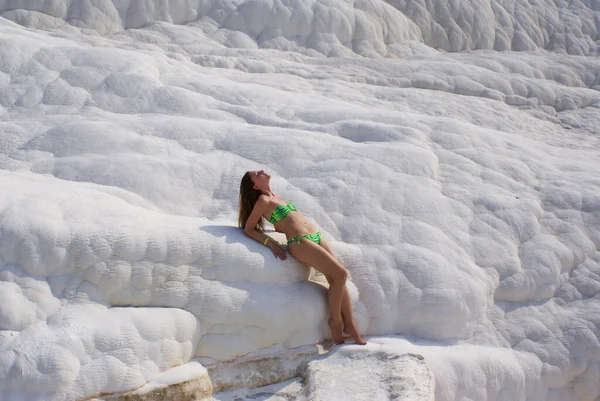 Una Giovane Donna Bikini Riposa Pamukkale Turchia — Foto Stock