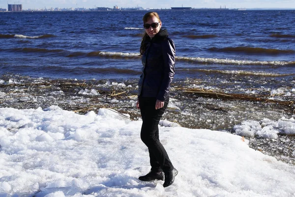 Young Slender Girl Stands Ice Sea Winter Landscape — Stock Photo, Image