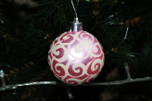 Vánoční koule na stromě, vánoční pozadí.