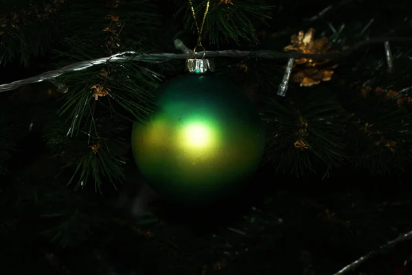 Χριστουγεννιάτικες Μπάλες Στο Δέντρο Χριστουγεννιάτικο Φόντο — Φωτογραφία Αρχείου