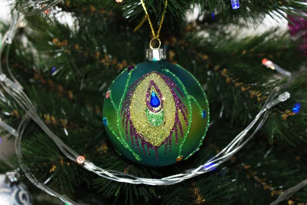 木の上のクリスマスボール クリスマスの背景 — ストック写真
