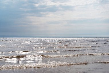 Kumsalda güneşli bir havada