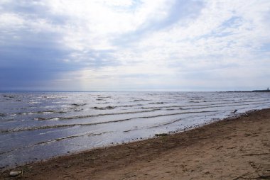 Kumsalda güneşli bir havada