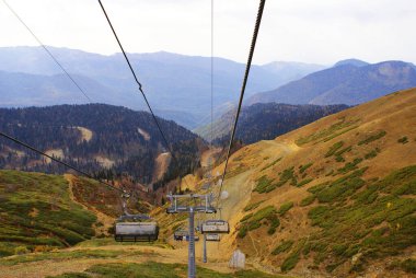 Dağlarda kablo araba, vahşi doğa, manzara..