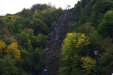 Dağlarda kablo araba, vahşi doğa, manzara..