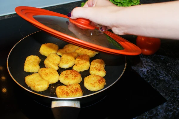 Nuggets Fritos Uma Panela Cozinhar — Fotografia de Stock