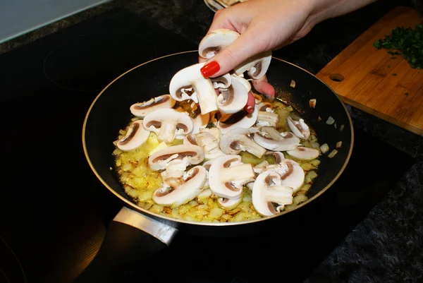 Steinpilze Kochen Leckeres Essen lizenzfreie Stockbilder