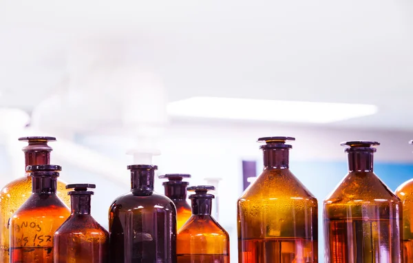 Бутылки в лаборатории — стоковое фото