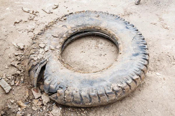 Smutsiga förstört däck — Stockfoto