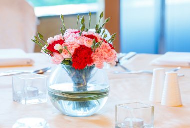 Cam vazoda karanfil çiçek buketi