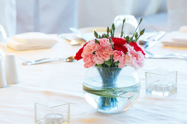 Ramo de flores de clavel en jarrón de vidrio — Foto de Stock