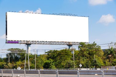 Mavi gökyüzünde boş ilan panosu